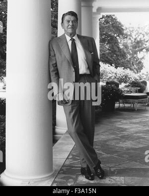 Restaurata digitalmente la foto del Presidente Ronald Reagan in piedi al di fuori della Casa Bianca. Foto Stock