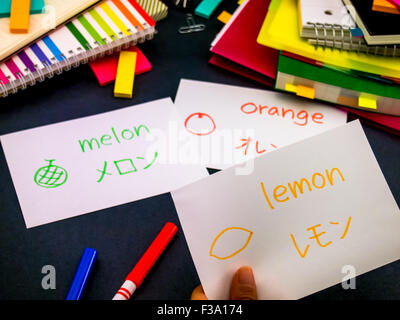 Imparare una nuova lingua originale rendendo le schede Flash; Giapponese Foto Stock
