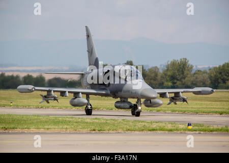 Un ceco Air Force Aero L-159UN ALCA con AIM-9 Sidewinders e una pistola pod, Hradec Kralove, Repubblica Ceca. Foto Stock