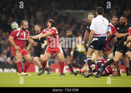 Millennium Stadium di Cardiff, Galles. 02oct, 2015. Coppa del Mondo di rugby. Nuova Zelanda contro Georgia. La Georgia fullback Beka Tsiklauri passa la palla. Credito: Azione Sport Plus/Alamy Live News Foto Stock