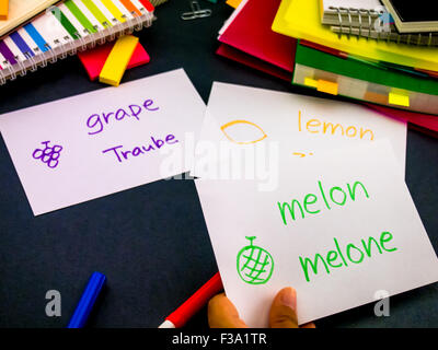 Imparare una nuova lingua originale rendendo le schede Flash; Tedesco Foto Stock