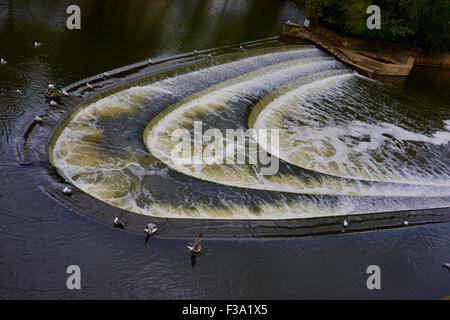 Funzione di acqua al di sotto di Pulteney Bridge, sul fiume Avon. Foto Stock