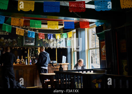 Interno del pub con illuminazione naturale. Foto Stock