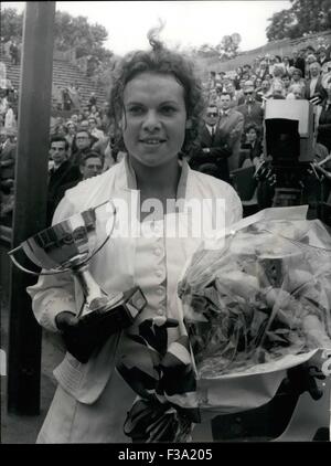 21 dicembre 1975 - Miss Goolagong vince la finale a Roland-Garros: Australian Evonne Goolagong ha vinto oggi al Roland-Garros Stadium, la finale del singolare femminile battendo il suo connazionale Miss Gourlay, in due insiemi in campionati internazionali di tennis. Miss Evoone Goolagong con la sua coppa dopo la partita. © Keystone Pictures USA/ZUMAPRESS.com/Alamy Live News Foto Stock