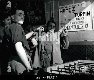 Dic. 26, 1958 - Il Sig. Sion, Humez manager, è il proprietario di un piccolo cafe a Henin Lietard. Qui lui e Charles Humez punto al bando nel cafe annunciando la prossima battaglia. Humez di Francia si prepara a incontrare il Turpin: Charles Humez della Francia è ora in una rigorosa formazione per il suo mondo middleweight championship lotta con British middleweight champion, Randolph Turpin, che si svolge presso la città bianca su giugno 9th. Charles Humez vive a Henin Lietard, vicino a Douai, delle miniere di carbone e di distretto Humez stesso era un ex minatore. Turpin ha vinto la sua ultima lotta quando il suo avversario, Walter Cartier di nuovo Foto Stock
