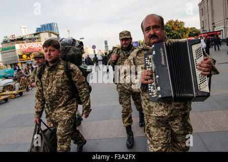 Kiev, Ucraina. 02oct, 2015. Ortodosso Ucraino cappellani di ucraini forze armate lasciando a Kiev per essere inviato nella zona di conflitto in Ucraina orientale. Il presidente russo Vladimir Putin ha incontrato i leader dell'Ucraina, della Francia e della Germania in un rivivere Unione spingere per portare la pace in Ucraina orientale. © Nazar Furyk/Pacific Press/Alamy Live News Foto Stock