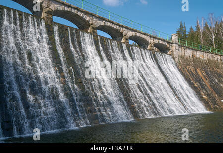 La diga e la cascata sul fiume Lomnica in Karpacz Foto Stock
