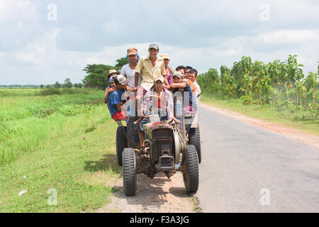 I lavoratori agricoli che viene trasportato dal bus locale nei pressi di Pyin Ywa presso la Regione Ayeyarwady nel Myanmar. Foto Stock