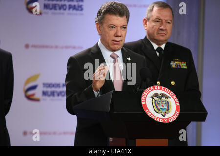 (151002) -- Bogotà, Ottobre 2, 2015 (Xinhua) -- foto fornita dalla Colombia assumerà la Presidenza mostra il presidente colombiano Juan Manuel Santos (anteriore) offrendo un discorso durante una conferenza stampa circa la morte di Victor Ramon Navarro Cervano, noto come 'Megateo', a Bogotà, capitale della Colombia, il 2 ottobre, 2015. Secondo la stampa locale, colombiana il leader ribelle del famoso Esercito di liberazione (EPL, per il suo acronimo in spagnolo) Victor Ramon Navarro Cervano, noto come 'Megateo', è stato ucciso in un comune di militari e di polizia, il presidente colombiano Juan Manuel Santos detto venerdì. (Xinhua/Colombia?s Presidenza Foto Stock