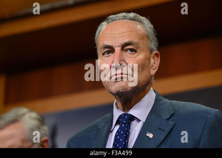 Stati Uniti Il senatore Chuck Schumer unite da altri democratici descrive un percorso verso una trattativa di bilancio nel corso di una conferenza stampa a Capitol Hill Ottobre 1, 2015 a Washington, DC. Foto Stock