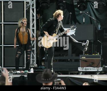 Las Vegas, NV, Stati Uniti d'America. 2 Ottobre, 2015. Migliaia di cavalli di presenze per Route 91 Country Music Festival 2015 - Ven, MGM Resorts Village, Las Vegas, nanovolt Ottobre 2, 2015. Credito: James Atoa/Everett raccolta/Alamy Live News Foto Stock