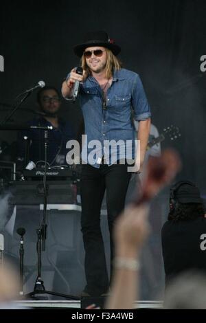 Las Vegas, NV, Stati Uniti d'America. 2 Ottobre, 2015. Migliaia di cavalli di presenze per Route 91 Country Music Festival 2015 - Ven, MGM Resorts Village, Las Vegas, nanovolt Ottobre 2, 2015. Credito: James Atoa/Everett raccolta/Alamy Live News Foto Stock