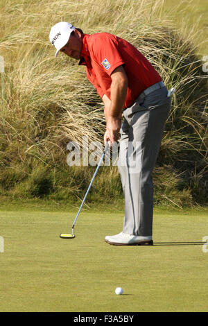 Kingsbarns, Scozia. 02oct, 2015. Alfred Dunhill Links il golf, il secondo round. Graeme McDowell putt per il birdie sul quinto credito verde: Azione Plus immagini di sport/Alamy Live News Foto Stock