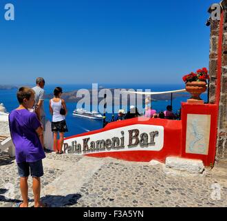 Una caldera con vista sul mare a palia Kameni bar in Fira Santorini grecia Foto Stock