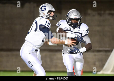 Ott 2, 2015: Georgetown Hoyas quarterback Kyle Nolan (10) falsi un trasferimento a marcia indietro Jo el Kimpela (35) durante il NCAA Football gioco tra Georgetown Hoyas e la Harvard Crimson tenutasi presso la Harvard Stadium di Boston Massachusetts. Georgetown perde a Harvard 45-0. Eric Canha/CSM Foto Stock