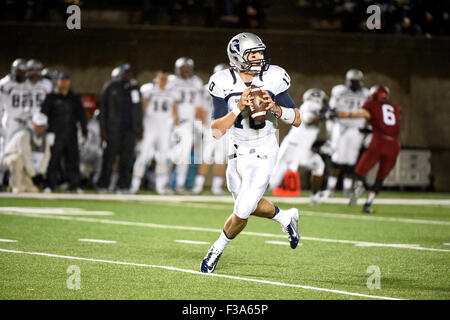 Ott 2, 2015: Georgetown Hoyas quarterback Kyle Nolan (10) guarda per un ricevitore aperto durante il NCAA Football gioco tra Georgetown Hoyas e la Harvard Crimson tenutasi presso la Harvard Stadium di Boston Massachusetts. Georgetown perde a Harvard 45-0. Eric Canha/CSM Foto Stock