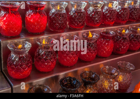 Candele in ananas a forma di titolari votiva a Hsi Lai tempio buddista, Hacienda Heights, CALIFORNIA, STATI UNITI D'AMERICA Foto Stock