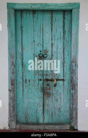 Blu di chiusura porta di legno con lucchetto Foto Stock