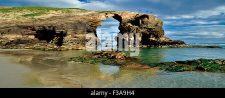 Spagna: arco di roccia a Cahtedral's Beach in vista panoramica Foto Stock
