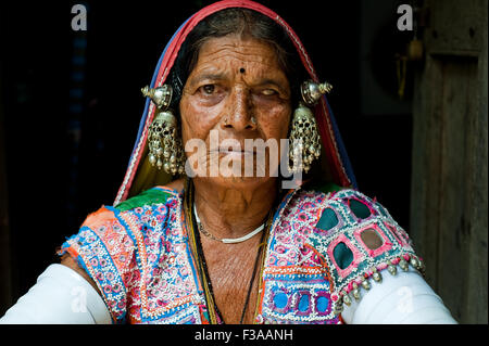 Donna appartenente alla casta Lambani. Lei è uno eyed. ( India) Foto Stock