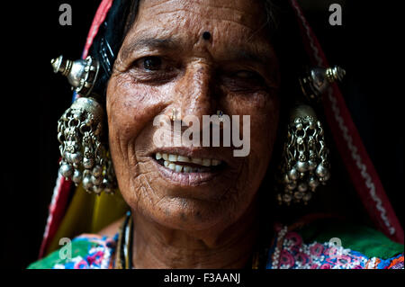 Donna appartenente alla casta Lambani. Lei è uno eyed. ( India) Foto Stock