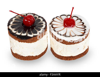 Due torte al cioccolato con cherry isolato su bianco bacground Foto Stock