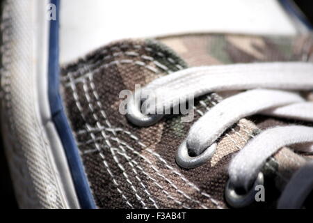 Close-up di hi-top lacci delle scarpe Foto Stock