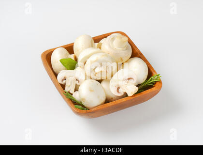 Pulsante fresco di funghi in piazza ciotola di legno Foto Stock