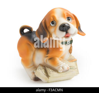 Statuetta di cane isolato su uno sfondo bianco Foto Stock