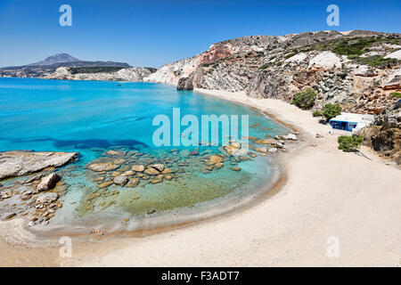 La bellissima spiaggia Fyriplaka a Milos, Grecia Foto Stock