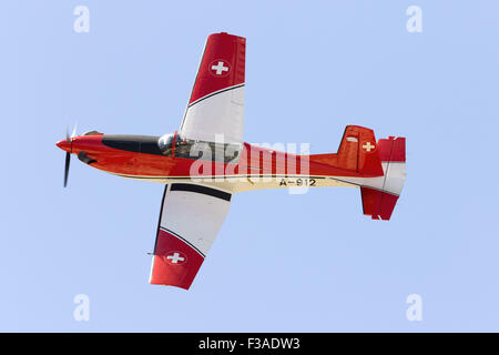 Swiss Air Force Pilatus PC-7 formatori aerobatic team battenti la loro routine abile oltre Luqa. Foto Stock