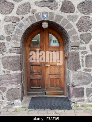 Reykjavik, Islanda. 28 Luglio, 2015. Un weathered vecchia porta di legno a Reykjavik, capitale dell Islanda. L'Islanda è diventata una destinazione turistica preferita. © Arnold Drapkin/ZUMA filo/Alamy Live News Foto Stock