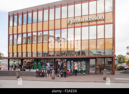 Reykjavik, Islanda. 28 Luglio, 2015. La gente del posto si radunano al di fuori della libreria Eymundsson nel centro di Reykjavik, il più antico e il più grande rivenditore di libri in Islanda. L'Islanda è diventata una destinazione turistica preferita. © Arnold Drapkin/ZUMA filo/Alamy Live News Foto Stock