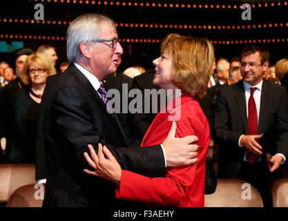 Francoforte, Germania. 3 Ottobre, 2015. Il Presidente della Commissione Europea Jean Claude Juncker abbraccia Daniela Schadt, partner del Presidente tedesco Joachim Gauck, in occasione di una cerimonia che si terrà nella "Alte Oper" a Francoforte in Germania, 3 ottobre 2015. In Germania i leader politici celebrare il paese del XXV anniversario dopo la riunificazione della Germania orientale e la Germania occidentale. Foto: Ralph Orlowski/dpa/Alamy Live News Foto Stock