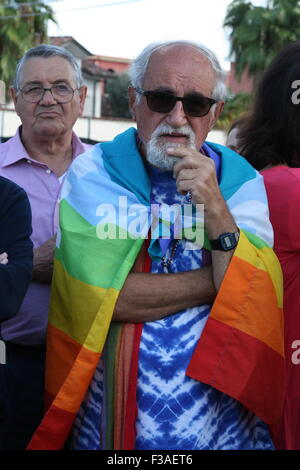 Giugliano in Campania, Italia. 03 ott 2015. Ci sono il sit-in davanti alle porte del quartier generale della NATO Lago Patria dove i comitati e associazioni che stanno animando la anti-contrapposizione militare per le manovre militari - denominato Trident frangente 2015 - terrà un presidio informativo Trident frangente 2015 coinvolgendo alcuni 36.000 truppe, 200 aerei e 60 navi da guerra e vedere il ruolo strategico della base NATO Lago Patria. Credito: Salvatore Esposito/Pacific Press/Alamy Live News Foto Stock