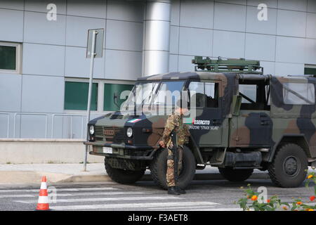 Giugliano in Campania, Italia. 03 ott 2015. Ci sono il sit-in davanti alle porte del quartier generale della NATO Lago Patria dove i comitati e associazioni che stanno animando la anti-contrapposizione militare per le manovre militari - denominato Trident frangente 2015 - terrà un presidio informativo Trident frangente 2015 coinvolgendo alcuni 36.000 truppe, 200 aerei e 60 navi da guerra e vedere il ruolo strategico della base NATO Lago Patria. Credito: Salvatore Esposito/Pacific Press/Alamy Live News Foto Stock