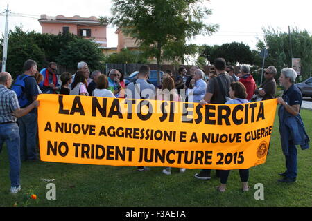 Giugliano in Campania, Italia. 03 ott 2015. Ci sono il sit-in davanti alle porte del quartier generale della NATO Lago Patria dove i comitati e associazioni che stanno animando la anti-contrapposizione militare per le manovre militari - denominato Trident frangente 2015 - terrà un presidio informativo Trident frangente 2015 coinvolgendo alcuni 36.000 truppe, 200 aerei e 60 navi da guerra e vedere il ruolo strategico della base NATO Lago Patria. Credito: Salvatore Esposito/Pacific Press/Alamy Live News Foto Stock