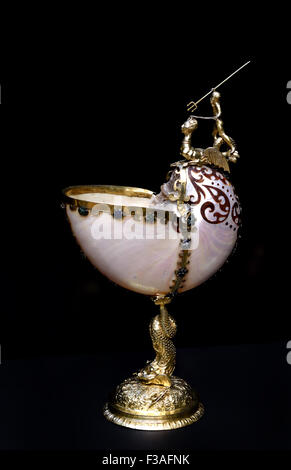 Nautilus Cup 1594 olandese di Utrecht Paesi Bassi ( montato in argento dorato e inseguito; cup ha ampia fascia di bordo rotondo, inciso sul lato esterno con vista mare-mostri; supportato ai lati da due bande in rappresentanza di tritoni tenendo i delfini; frontale con band formata della maschera di Pan; torna con pesce, dal quale problema di supporto onde di Nettuno a cavallo azienda lancia; stelo in forma di figura di Nettuno a cavallo di un mostro marino e tenendo un trident e conch; piede goffrato wit ) Foto Stock