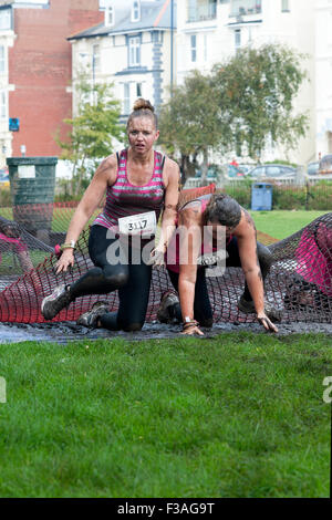 I partecipanti al 5k piuttosto fangosa corsa per la vita in aiuto del Cancer Research UK a Southsea England Regno Unito Foto Stock