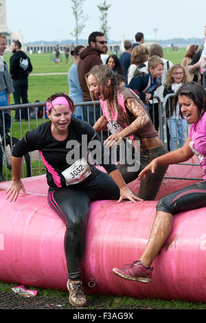 I partecipanti al 5k piuttosto fangosa corsa per la vita in aiuto del Cancer Research UK a Southsea England Regno Unito Foto Stock