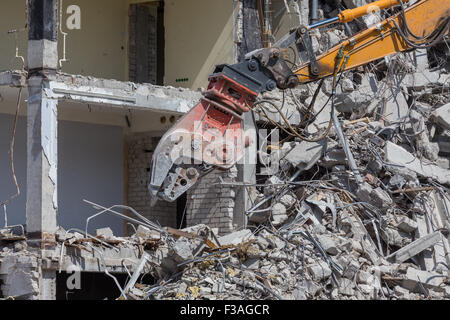 Pezzi di metallo e pietra sono fatiscenti dal demolito Foto Stock