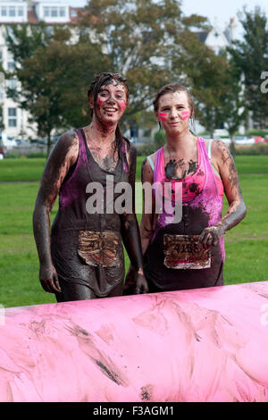 I partecipanti al 5k piuttosto fangosa corsa per la vita in aiuto del Cancer Research UK a Southsea England Regno Unito Foto Stock