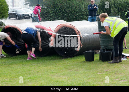 I partecipanti al 5k piuttosto fangosa corsa per la vita in aiuto del Cancer Research UK a Southsea England Regno Unito Foto Stock