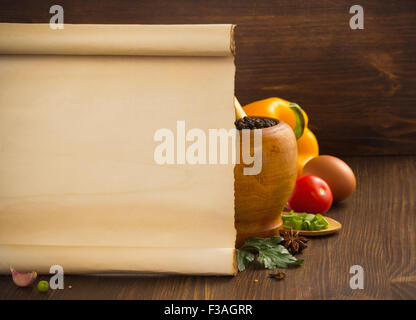 Spezie alimentari e la vecchia carta su sfondo di legno Foto Stock