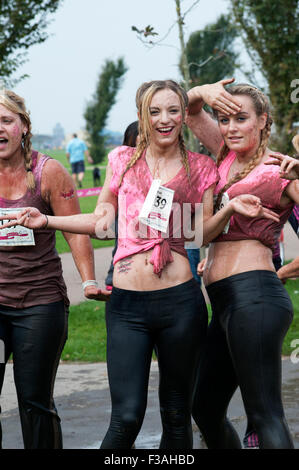 I partecipanti al 5k piuttosto fangosa corsa per la vita in aiuto del Cancer Research UK a Southsea England Regno Unito Foto Stock