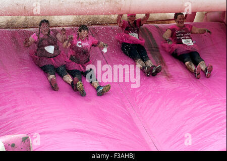 I partecipanti al 5k piuttosto fangosa corsa per la vita in aiuto del Cancer Research UK a Southsea England Regno Unito Foto Stock