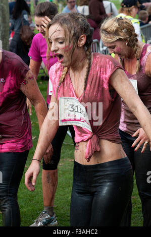 I partecipanti al 5k piuttosto fangosa corsa per la vita in aiuto del Cancer Research UK a Southsea England Regno Unito Foto Stock