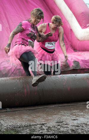 I partecipanti al 5k piuttosto fangosa corsa per la vita in aiuto del Cancer Research UK a Southsea England Regno Unito Foto Stock