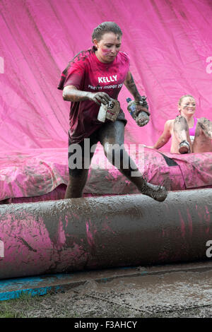 I partecipanti al 5k piuttosto fangosa corsa per la vita in aiuto del Cancer Research UK a Southsea England Regno Unito Foto Stock