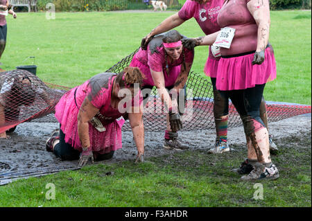 I partecipanti al 5k piuttosto fangosa corsa per la vita in aiuto del Cancer Research UK a Southsea England Regno Unito Foto Stock